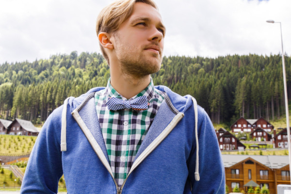 Lockere Alltagsoutfits mit Krawatte und Fliege