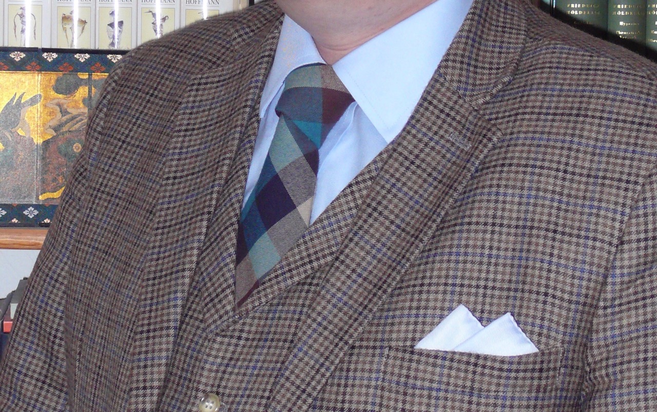 Karierter Anzug mit Schlips ZEMENU